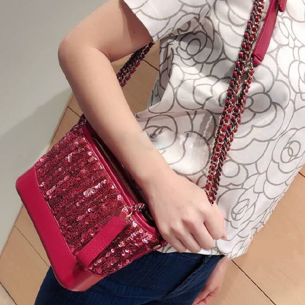 

the new bag uses beads to decorate the whole bag. the shiny bag body is made of cowhide and woven into fiber