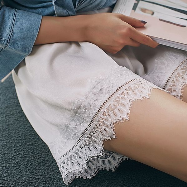 

summer shorts women's 2020 eyelash lace anti-exposure loose three-point leggings outer safety pants lace safety pants thin, Black;white