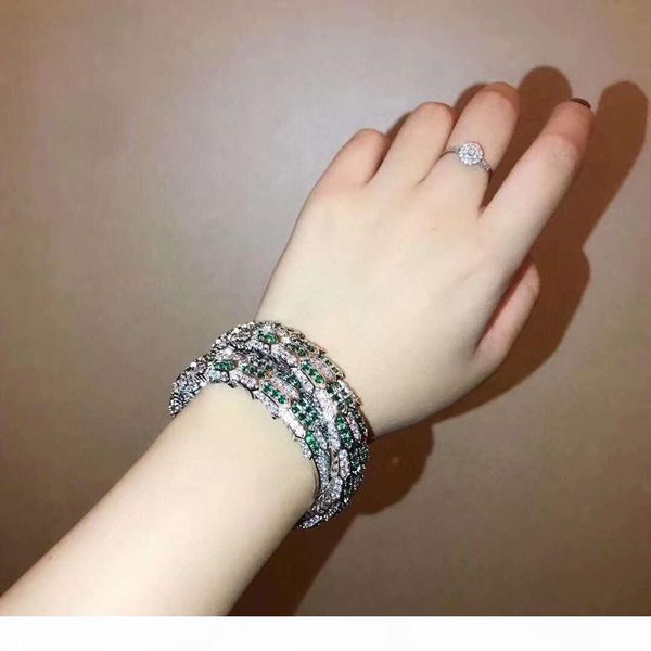 

e new high -end boutique green diamond bracelets sold in europe and the united states luxury customized inferior gold material covered, Slivery;golden