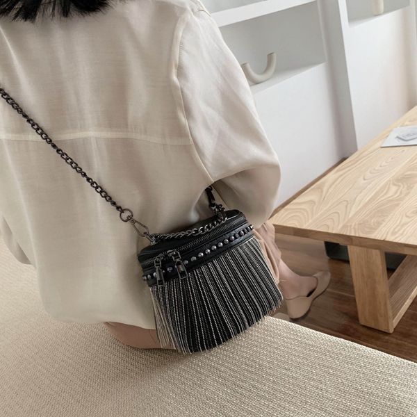 

2020 нового мешок плеча женщин мини заклепки внешнего воздух ведро мешок цепь плечо