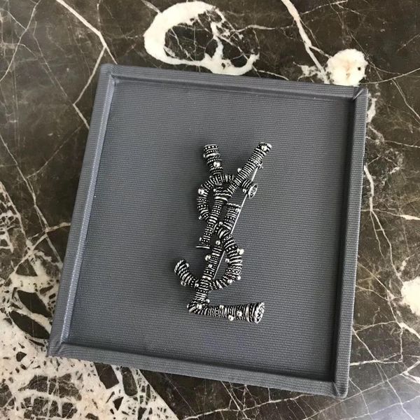 

1:1 letter high-grade brooch pin atmosphere simple versatile west assembly jewelry coat fashion brooch female, Gray