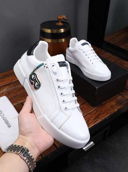 

2019q new luxury men's casual shoes, fashion wild sports shoes, street fashion lace-up shoes, original packaging delivery 38-45, Black