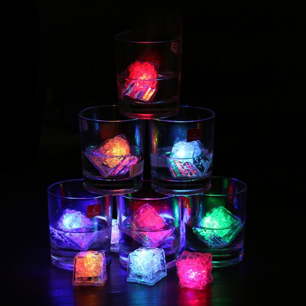 Cubo di ghiaccio luminoso a LED Cubi di ghiaccio con sensore flash colorato per la luce della decorazione di nozze della barra della festa di Natale