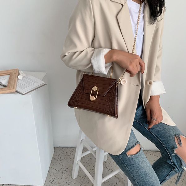 

2020 new fashion and fashionable texture messenger bag
