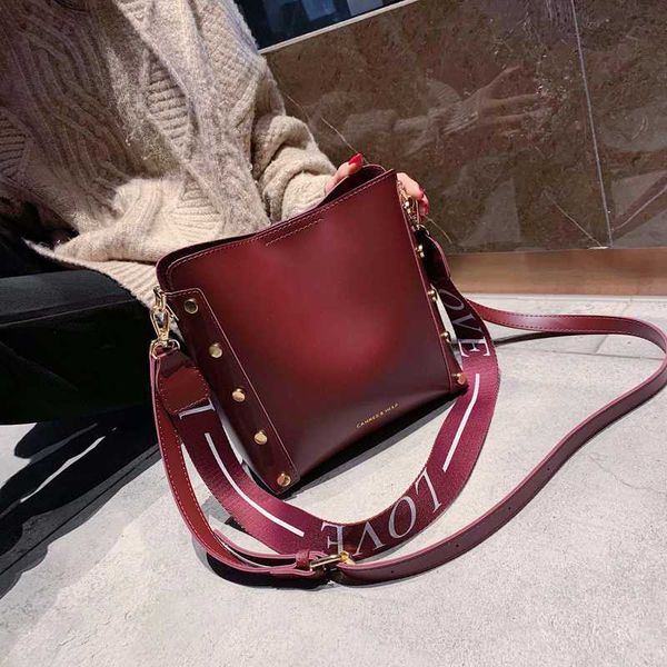 

rivet messenger bag for women bucket shoulder bag large capacity vintage matte pu leather lady handbag luxury designer black