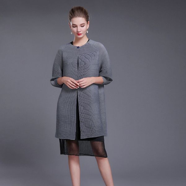 

plus size trench coat for women 45-75kg 2020 spring o-neck lantern sleeve stripes stretch miyake pleated single button thin coat, Tan;black