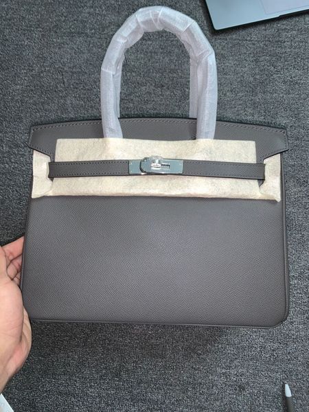 

whosale half handmade quality etain epsom leathe design handbag30cm,also have other sidehave gold and silver hardware,contact me for details