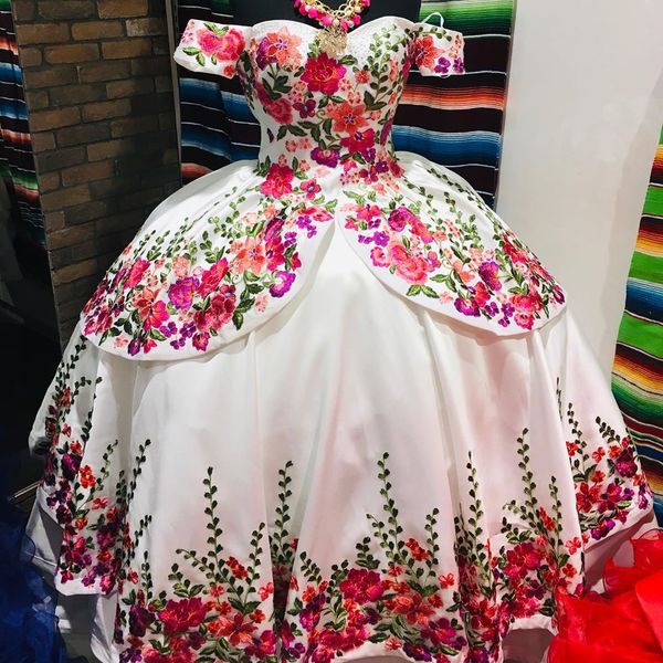 Wunderschöne bedruckte Quinceanera-Kleider mit Blumenapplikationen, Mexikanisches 2021, weißer Satin, schulterfrei, zweilagig, Ballkleider, süßes 15-Kleid, günstig