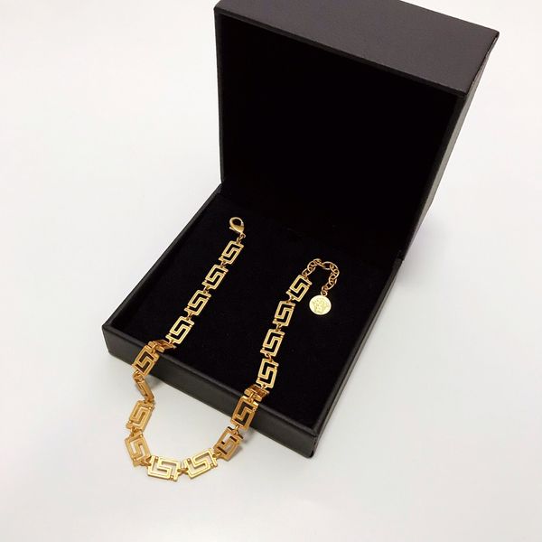 

in 2020, the hit hiphop club hiphop is decorated with a diamond necklace and a crucifix pendant, Silver