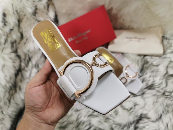 

2020 fashion bone2 product changes this elegant sandal has a rubber-like feel, a double strap on the foot, and a small hole.65184