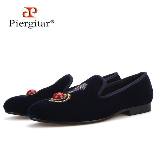 

piergitar 2020 navy color handmade men velvet loafers with african personality embroidery party and wedding men smoking slippers, Black