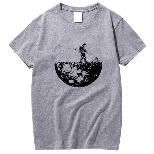 

xin yi men fashion casual 100% cotton t-shirt funny astronaut cleans the moon print t shirt o-neck mens tshirt