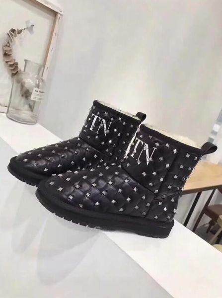 

2020 mens and womens fashion leather thong sandals with gold-toned detail causal slippers beach flats rubber flip flops 195, Black