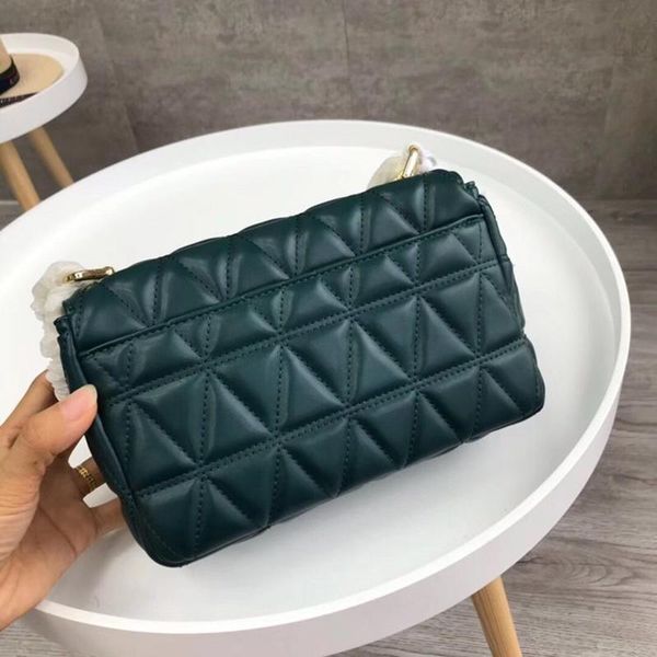 

2021f new luxury design ladies handbag shoulder dinner bag wild fashion leather fabric metal texture chain ladies crossbody bag