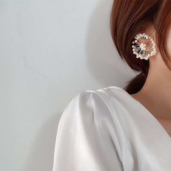 

earring 2020 new arrival pearl classic women stud earrings creative new style exaggerated female korean fashion jewelry, Golden;silver