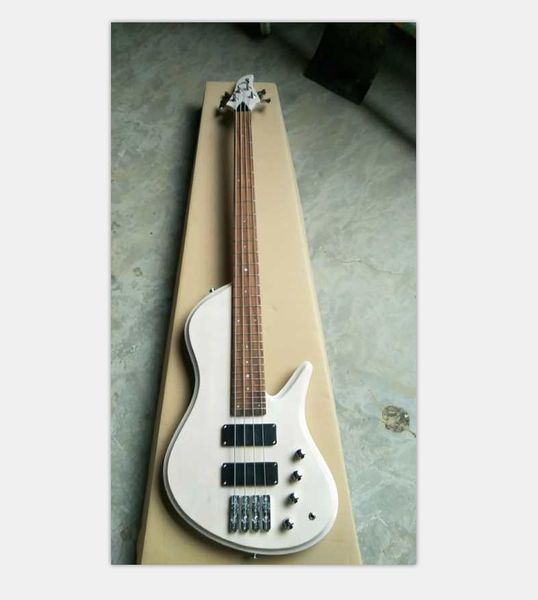 Benutzerdefinierte 4-saitige weiße E-Bass-Gitarre, schwarze Hardware, 29 Bünde, China-Bass, kostenloser Einkauf