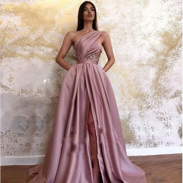 Dusty Rose Satin-Abschlussballkleid für Mädchen, lang, 2021, einschulterig, sexy, seitlich geteilt, plissiert, bestickt, offener Rücken, bodenlange Kleider, Abendgarderobe