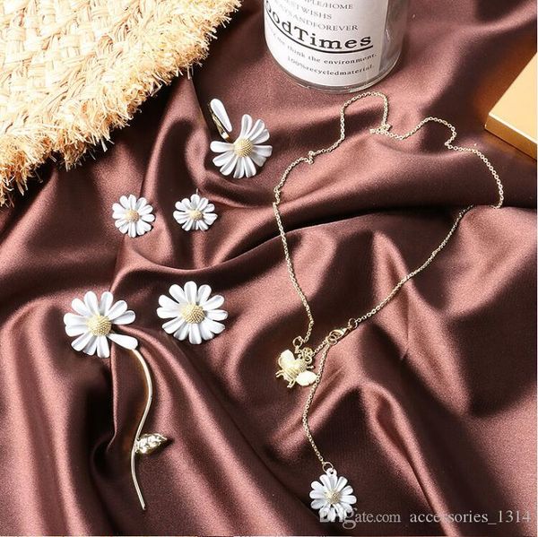 

small daisy necklace bracelet ring earring series 2020 new daisy flowers bee baking paint pendant clavicle chain, Golden;silver