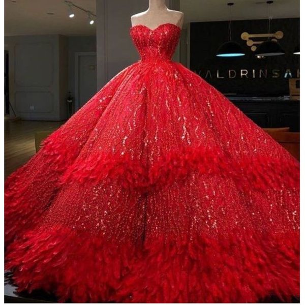 Abito da ballo di lusso Piume Abiti da ballo con paillettes importanti Abito da sera rosso Pizzo sul retro Abiti da cerimonia con tappeto rosso robe de soiree