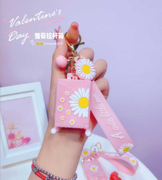 

2020friends fashion daisy key chain cute cartoon suitcase keychain bag charm car key ring party gift jewelry kids keychain, Silver