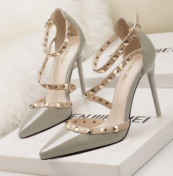 

новые 10cm насосы женская обувь летом сандалии женщин способа насосы патентных заклепка кожи женщин высокие каблуки обуви партии, Black