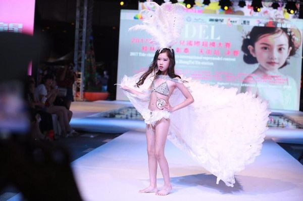 

feather children's clothing catwalk t stage costumes children's stage costumes girl model children and performance competitions, Slivery;white