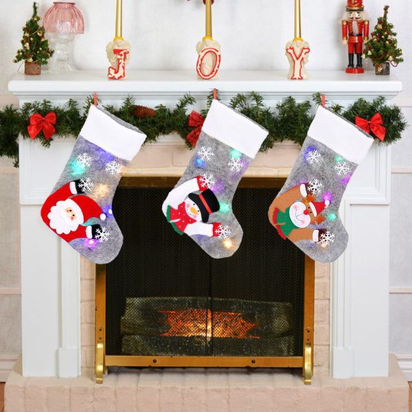 Xmas LED Stocking decorativa de suspensão iluminado Ornamentos Meias de Santa Elk Snowman não-tecido Tecido Meias Xmas Home Decor