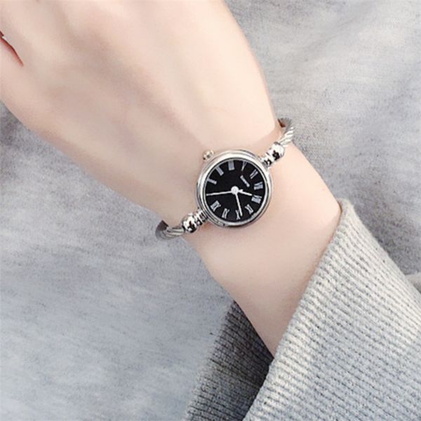 Acquista Simpatico Piccolo Bracciale Rigido Orologi Da Donna Di Lusso In Acciaio Inossidabile Retro Cintura Lunga Orologio Da Polso Al Quarzo Da Donna Quadrante Casual