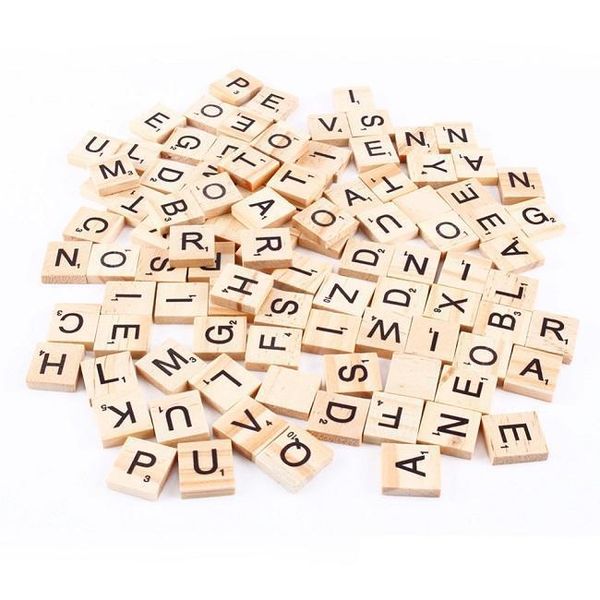 O alfabeto de madeira do Scrabble telhas letras pretas números para artesanato em madeira