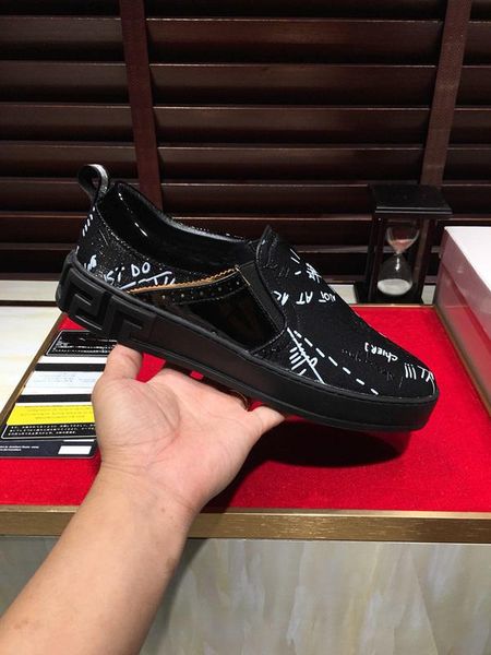 

2021w limited edition tide brand men 's casual sports shoes ,fashion wild flat shoes ,delivery full set of original shoe box ,size 38, Black
