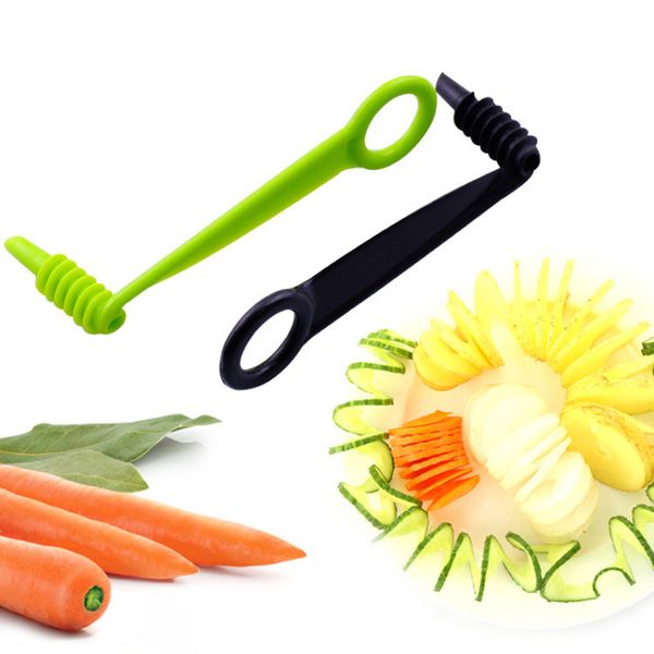 

1pc творческие овощи спиральный нож многофункциональный fruitvegetable огурцы спираль slicer лезвие инструменты кухни случайный цвет. # fgh