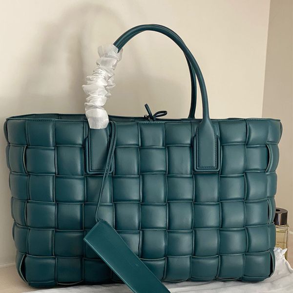 

the new product of high-end customized designer, the lady's large tote bag, tapped comfortably with the feel of lambskin, full of high