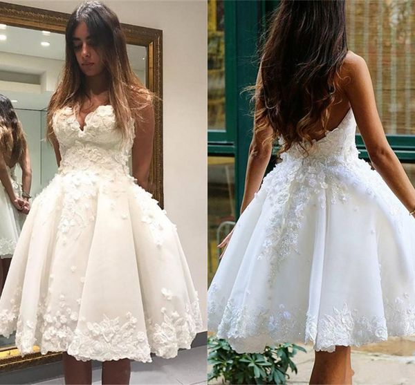 

2018 White Knee Length Short Homecoming Dresses Charming Sweetheart Backless Graduation Dress Lace Applique Formal Prom Party Cocktail Gowns