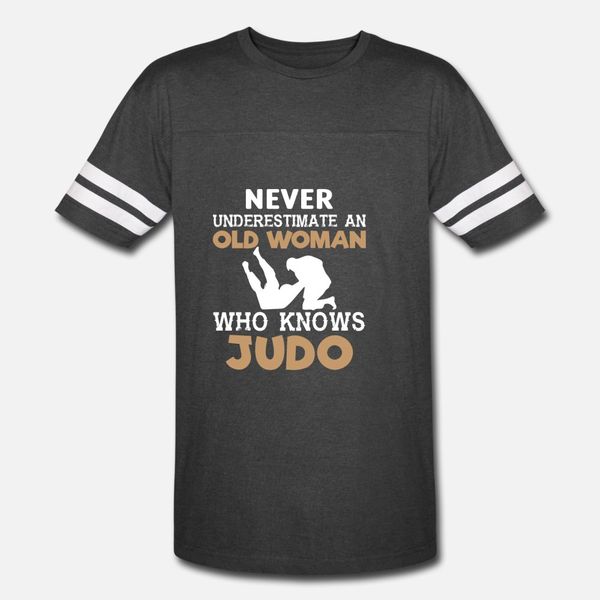 

never underestimate an old woman t shirt men designer short sleeve s-3xl letters graphic funny casual summer style vintage shirt