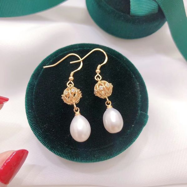 Vendita diretta Orecchini di perle con sfera di seta dorata cava in stile palazzo con perle d'acqua dolce naturali in oro 14K