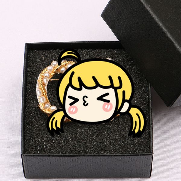 

2020 simple new letter lady micro инкрустированные pearl сияющий брошь личность популярные pin конопля цветы оптовой продажи ювелирных издел, Gray