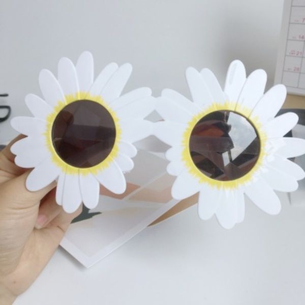 

new fashion personality white daisy flower glasses women funny party supplies decoration eyewears female sun flower sunglasses, White;black