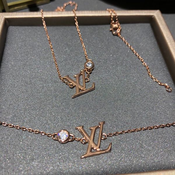 

fashion jewelry sets lady 316l titanium steel four leaf flower v letter 18k plated gold double deck two piece set with box xl17, Golden;silver