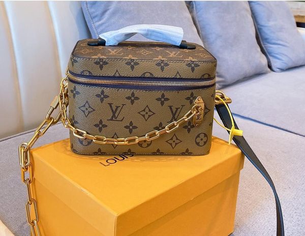 

the vivid lines and rich classical design details show the unique charm of s's fashionable and practical urban handbag.20 x 14 cm size