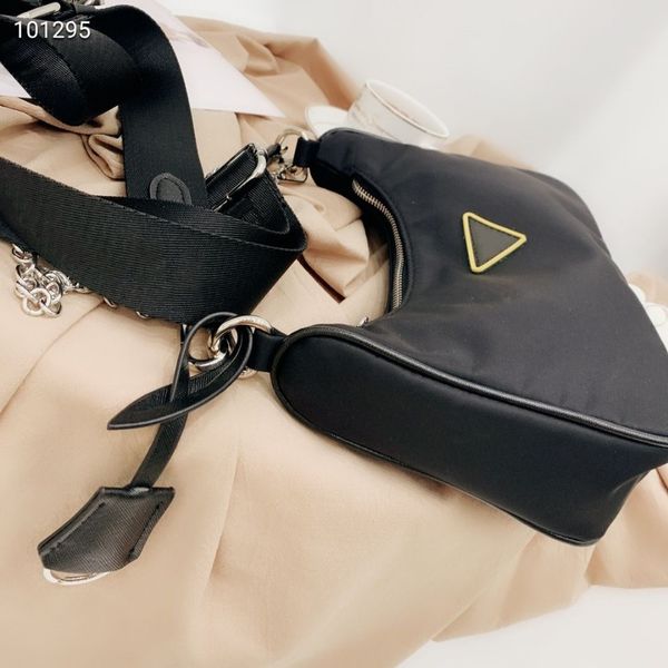 

wholesale canvas big brand hip-hop ladies shoulder bag female chest bag ladies casual bracelet handbag presbyopia wallet messenger bag handb