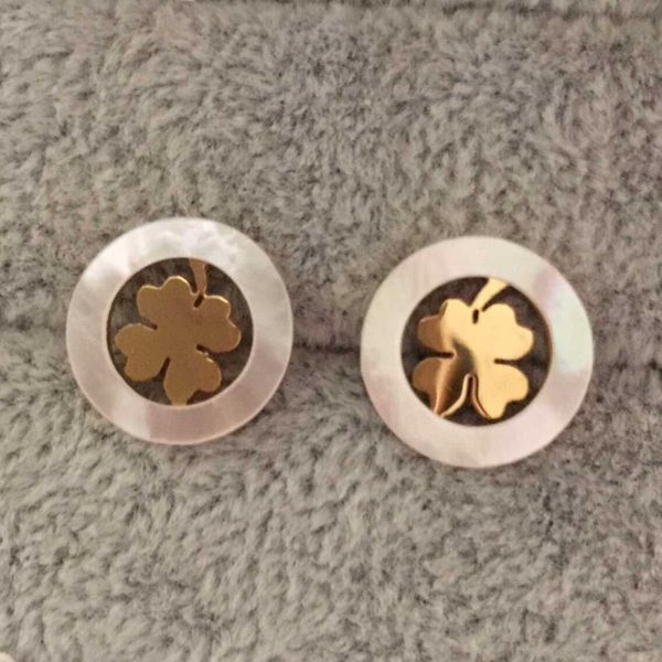 

new arrival fashion designer earrings gold plated luxury ear studs v stamp stainless steel earrings for women wholesale, Golden;silver