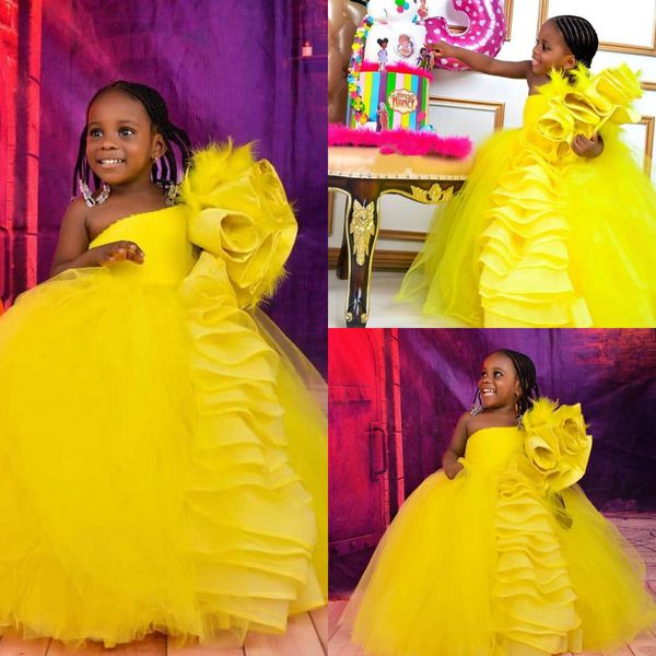 Robe de demoiselle d'honneur jaune à une épaule avec plumes, fleurs faites à la main, robe de concours de filles, longueur au sol bouffante, robes de première communion