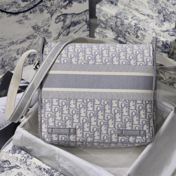 

the new postman bag 7a high-end products fashion multi-functional leisure light large space, canvas fabric comfortable, casual feeling
