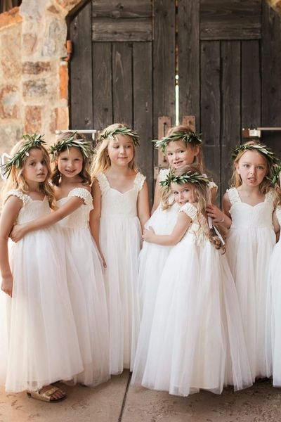 Abiti da festa lunghi da piccola principessa dal design semplice. Graziose ragazze di fiori vestono per matrimoni, abiti da comunione, realizzati su misura