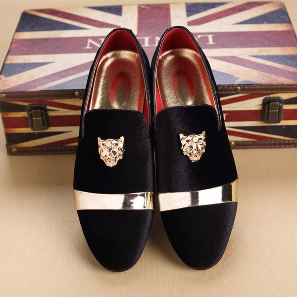 

2020 new men's shoes with sanded leather have a unique style tiger-head gold buckle loafers are sold on behalf shoes, Black