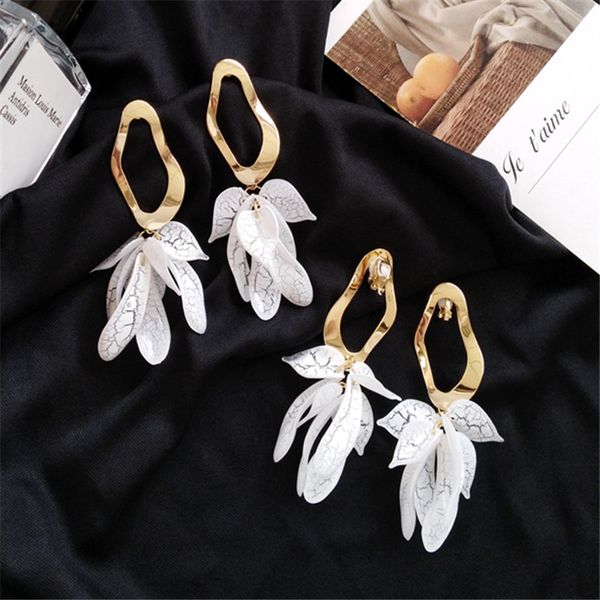 

fashion woman stud earrings beautiful irregular shape earrings contracted white flower shapes ear clip resin for woman, Golden;silver