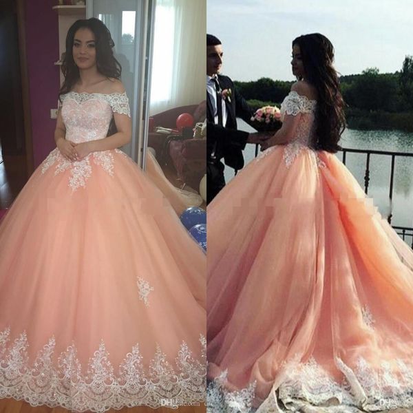 Neue pfirsichfarbene Quinceanera-Kleider, Ballkleid, schulterfrei, weiße Spitzenapplikationen, Perlen, Tüll, Sweet 16 Sweep Zug, Übergröße, Party, Abschlussball, Abendkleider