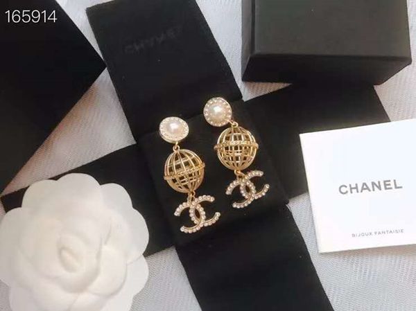 

2020 european and american custom deer - shaped earrings are selling fashionable earrings with diamond-encrusted letters, Golden;silver