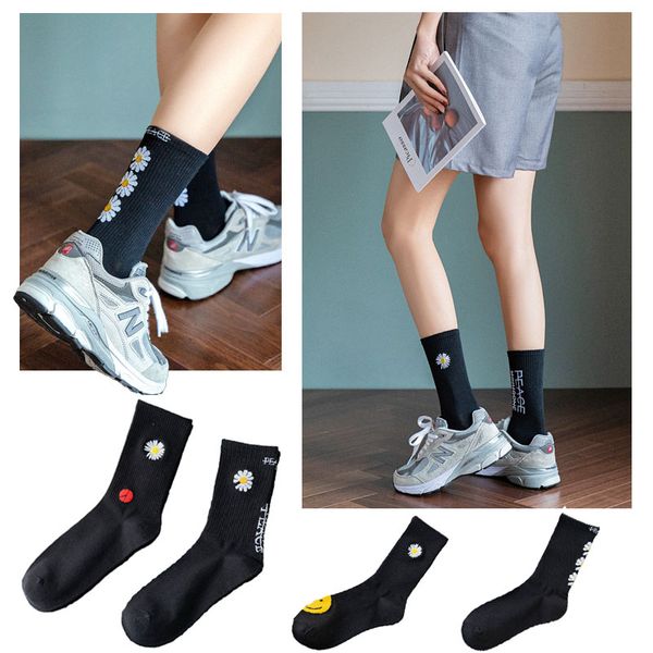 

ins retro style women crew socks new trend daisy flowers print black couple socks fashion cotton novelty, Black;white