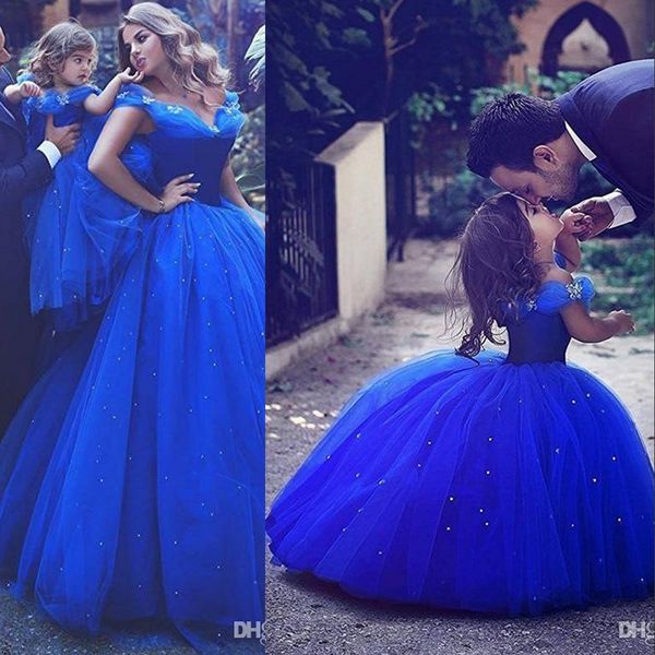 Nuovi adorabili abiti da ragazza di fiore blu royal con spalle scoperte tulle gonfio in rilievo per matrimoni lettiera ragazze vestito da spettacolo bambini abiti da comunione per bambini